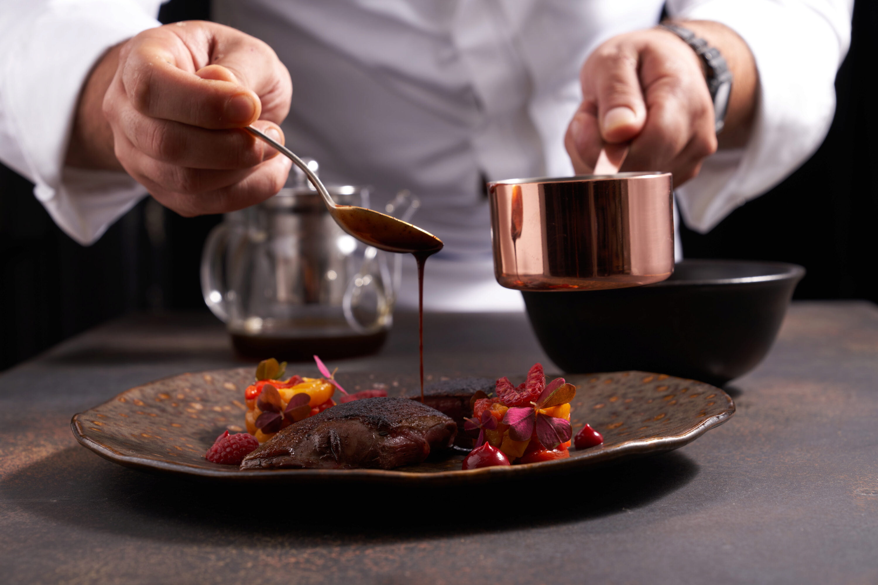 Photo d'un chef qui dresse une assiette