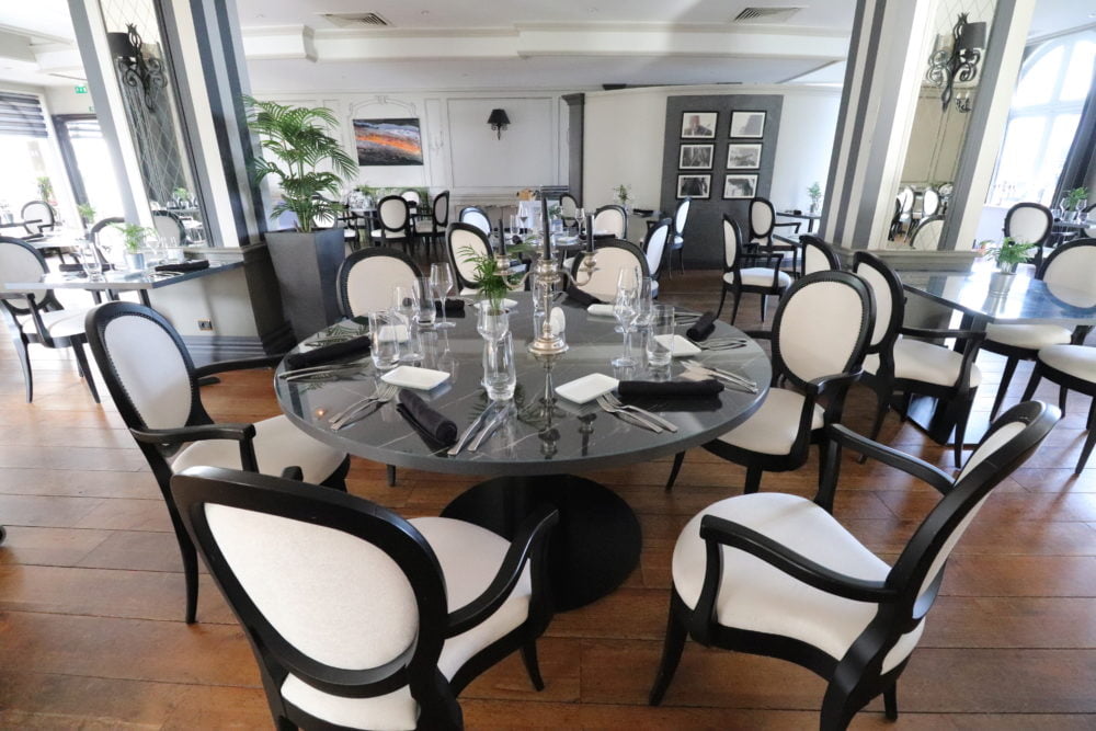 Tables du restaurant gastronomique Les Tuileries à Fey