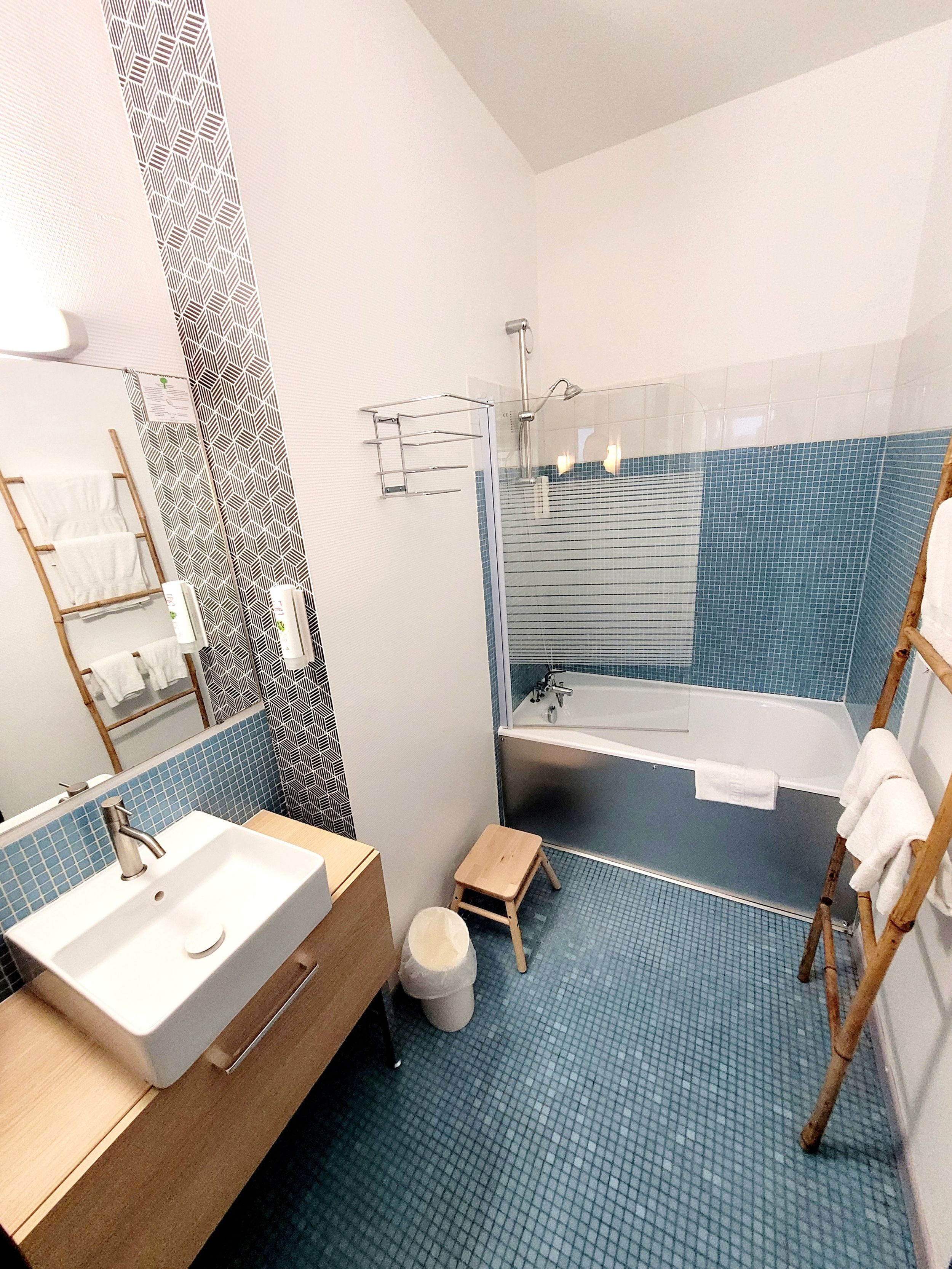 SALLE DE DOUCHE BLEUE