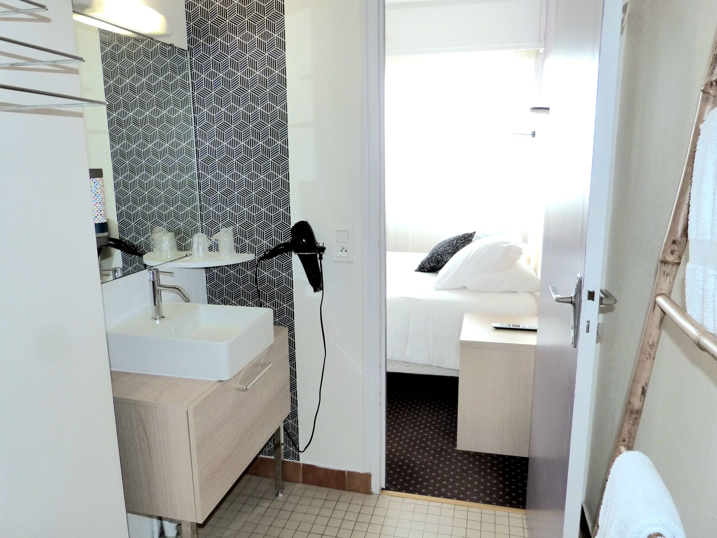 SALLE DE DOUCHE VUE CHMABRE