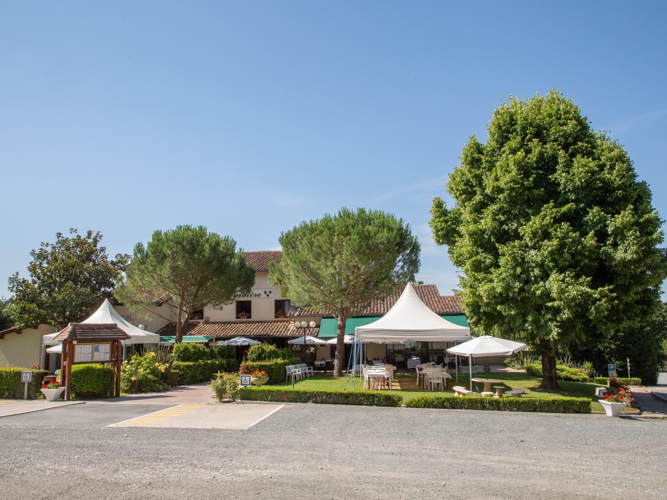 logis hotel la bombardiere facade cuq toulza 112396 1