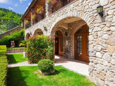 hotel le clos des arts facade les mages 345309 1