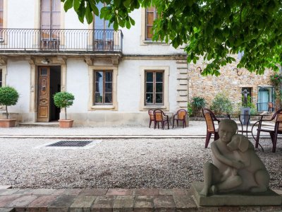 hotel le clos des arts facade les mages 718514 1