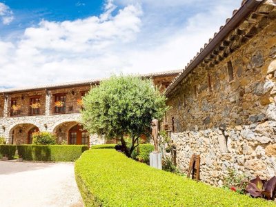 hotel le clos des arts facade les mages 992960 1