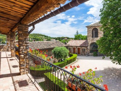 hotel le clos des arts jardins et terrasses les mages 022037 1