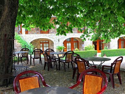 hotel le clos des arts jardins et terrasses les mages 220539