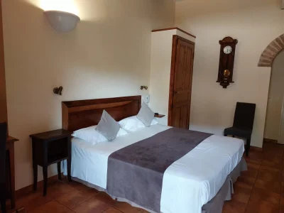 logis hotel le clos des arts chambres les mages 492631 1