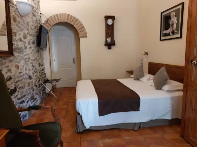 logis hotel le clos des arts chambres les mages 636299 1