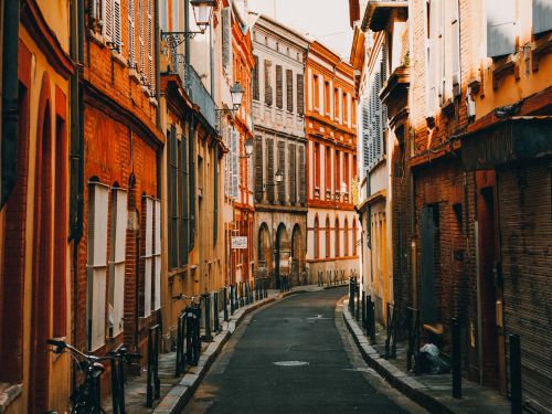 Pasea por las estrechas calles del centro histórico.