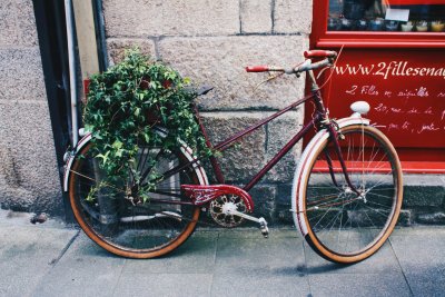 Centre ville Dinan velo rouge Hotel Marguerite Dinan