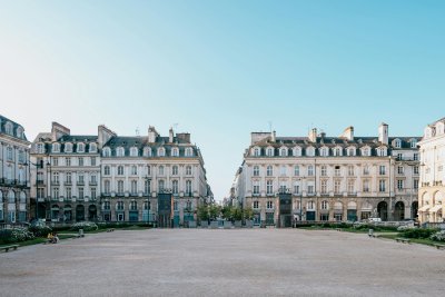 Centre ville Rennes place du Parlement Hotel Marguerite Dinan