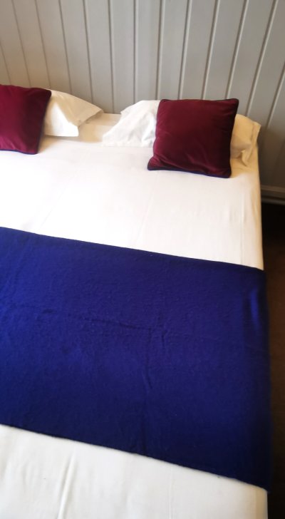 chambre rouge lit dessus 1