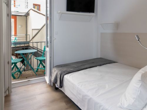 APPARTEMENT CHARTREUSE 1 ERE ETAGE DONNANT SUR COUR 1 1