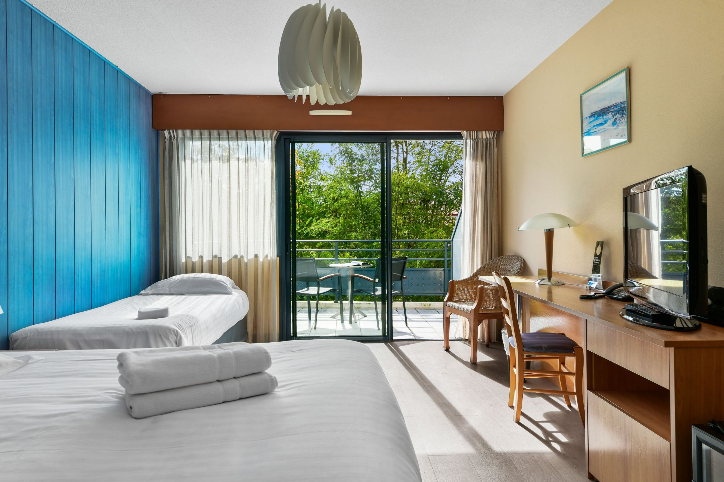 Chambre triple pmr le pavillon bleu hossegor 1