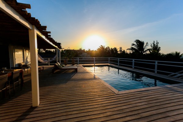 Piscine bleue cristalline avec transats en bois, Preabeach Boutique Hotel, Prea, Jericoacoara
