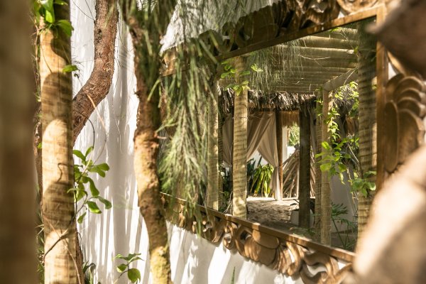 Façade et jardin tropical du Preabeach Boutique Hotel, plage de Prea, Brésil