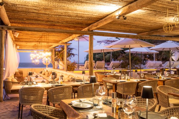 Dîner romantique les pieds dans le sable au restaurant Preabeach, Jericoacoara, Brésil