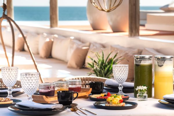 Petit déjeuner brésilien servi au bord de la piscine, Preabeach Experience, Prea