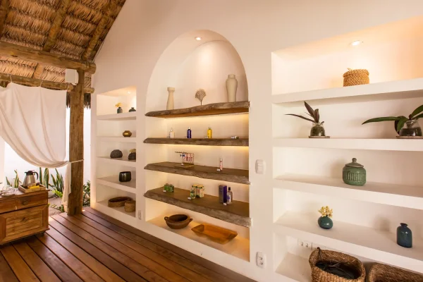  Espace d'accueil du spa Preabeach avec étagères en bois et produits de soin
