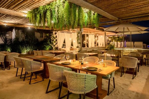 Salle à manger sur le sable chez Preabeach, sous un plafond végétalisé suspendu
